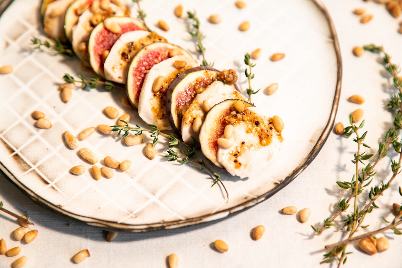 Feige-Mozzarella mit Walnuss-Pesto und Pinienkernen