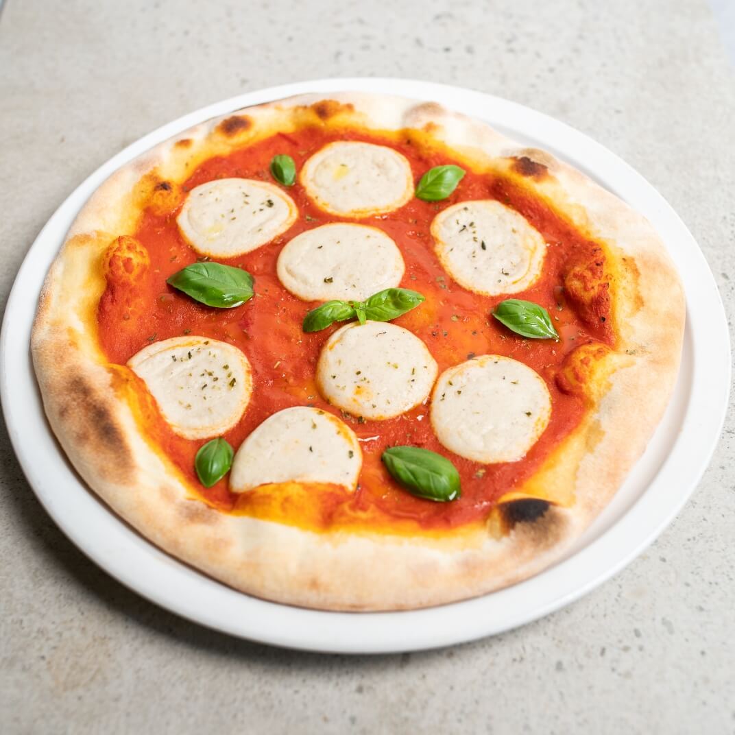 Mozzarella Pizza mit Basilikum