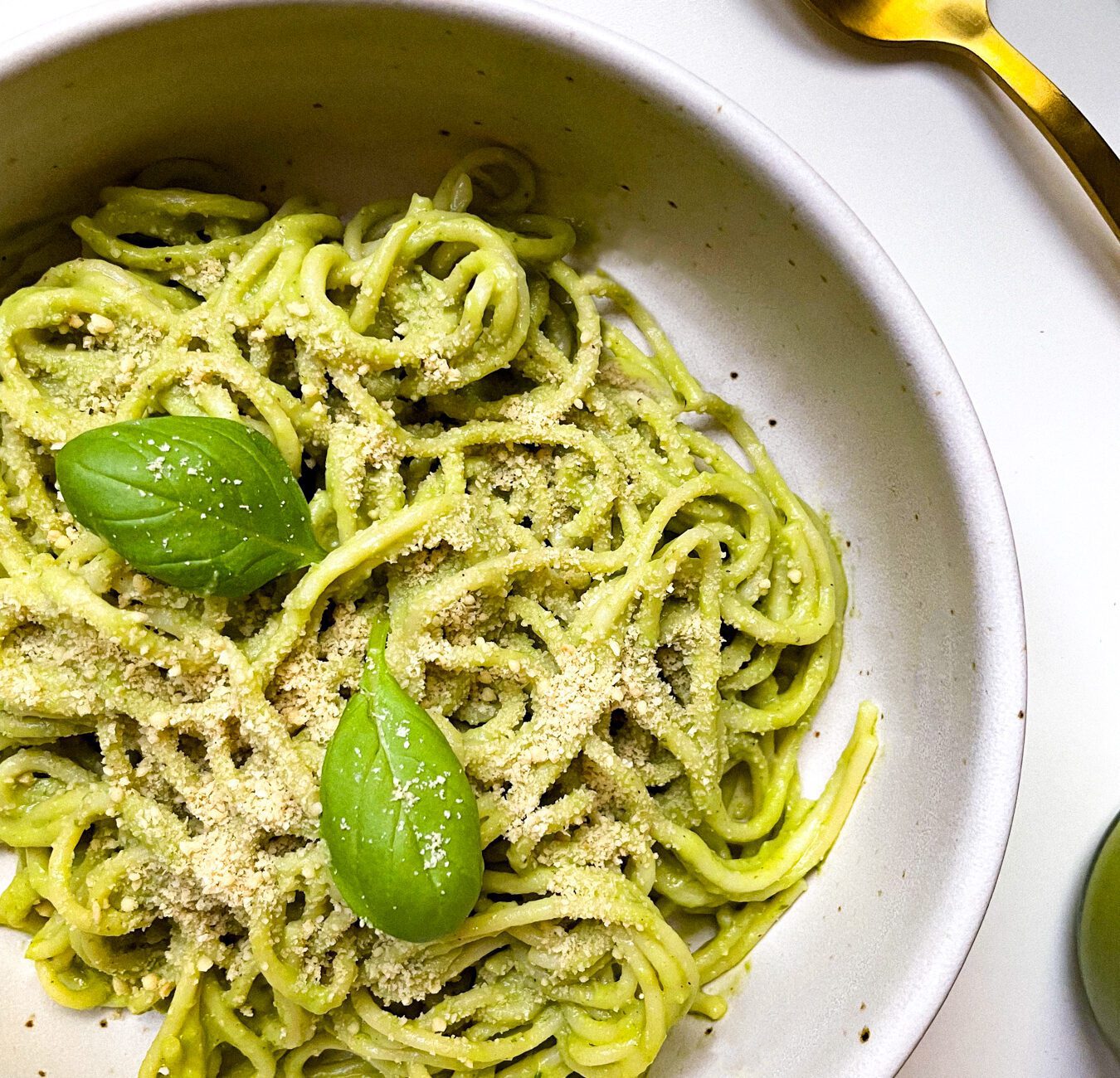 Spaghetti mit grünem Pesto aus Avocados, Basilikum und Parmesan - vegan, glutenfrei