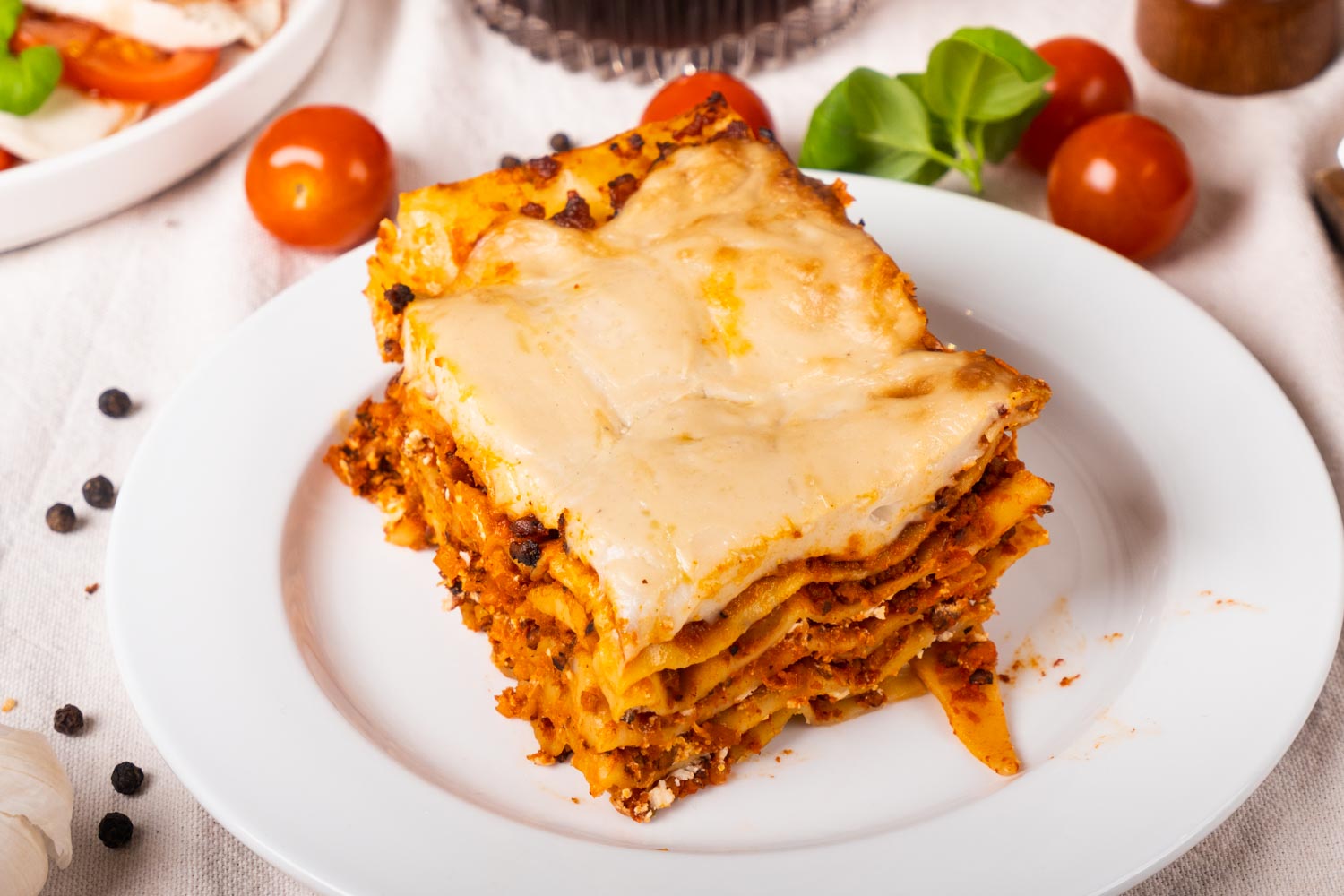 Vegane Lasagne mit Hackfleisch-Alternative und Mozzarella überbacken – VANOZZA foods