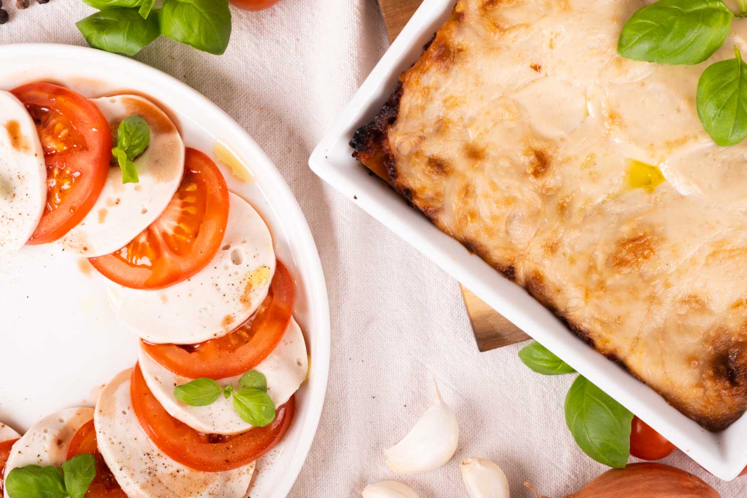 Veganer Mozzarella Geschmack von VANOZZA foods Tomate-Mozzarella-Salat (Caprese) und Lasagne mit Käse überbacken