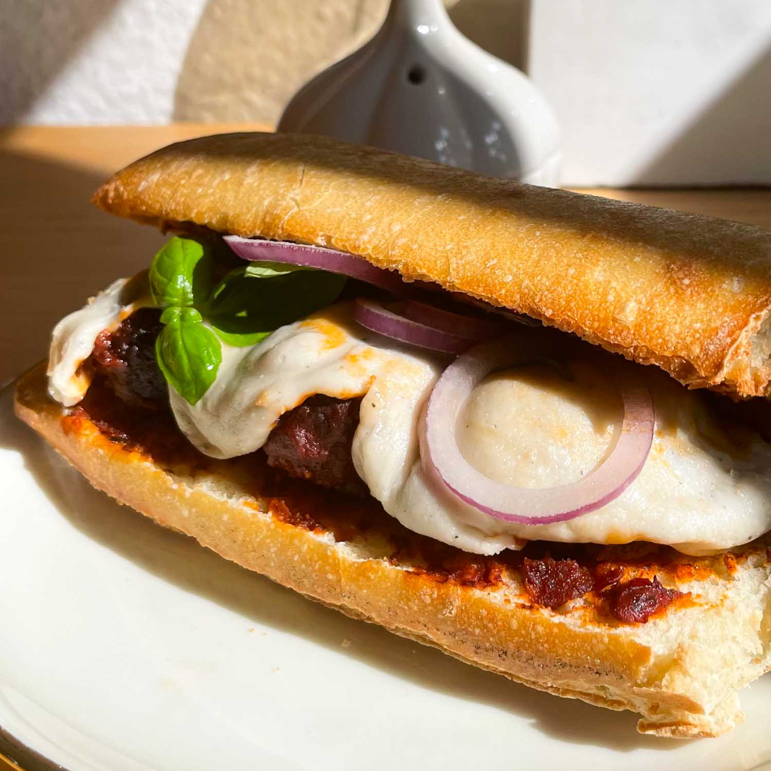 Veganes Sandwich mit Mozzarella überbacken – VANOZZA foods