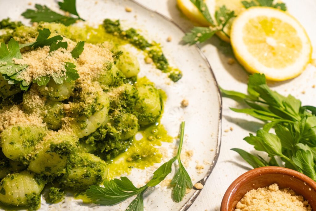Veganes Petersilienpesto mit Zitrone, Pasta und Parmesan – VANOZZA foods